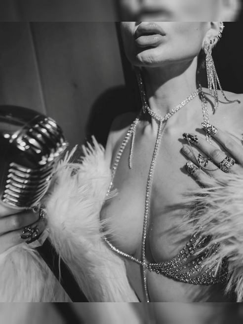 Отвечаю только в ЛС на телеграм: @harleyflames 

💌 Есть каналы (есть приватка) 

📸 Все фоточки без ретуши и обработки. Потеряла своего...