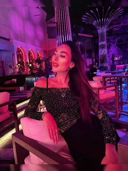 Обаятельная брюнетка 🌙 с мягким голосом и роскошными формами 💃 Люблю игру взглядов 👀 и нежные поцелуи, от которых кружится голова. В моём...