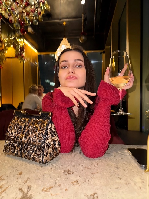 Привет меня зовут Лиза 💋🌸 буду рада видеть тебя у себя в гостях или могу приехать к тебе 😘 Я страстная молодая девушка с аппетитной фигур...