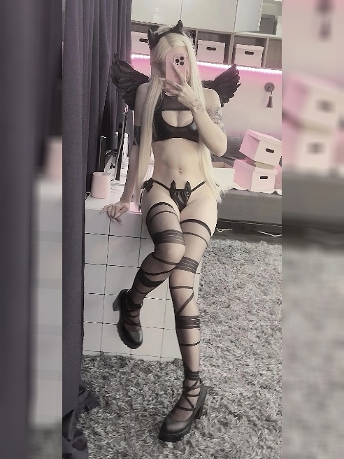 Привет! 🖤

Я хорошенькая блондинка, у меня много пирсинга: на язычке и даже несколько в интимном месте (том самом? узнай лично!). Очень...