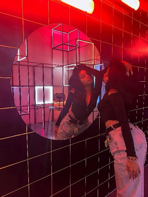 💃The way you shake it

I can't believe it

I ain't never seen an ass like that

The way you move it

You make my peepee go DOING DOING DO...
