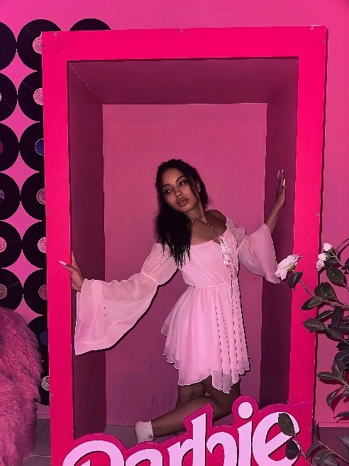 💃The way you shake it

I can't believe it

I ain't never seen an ass like that

The way you move it

You make my peepee go DOING DOING DO...