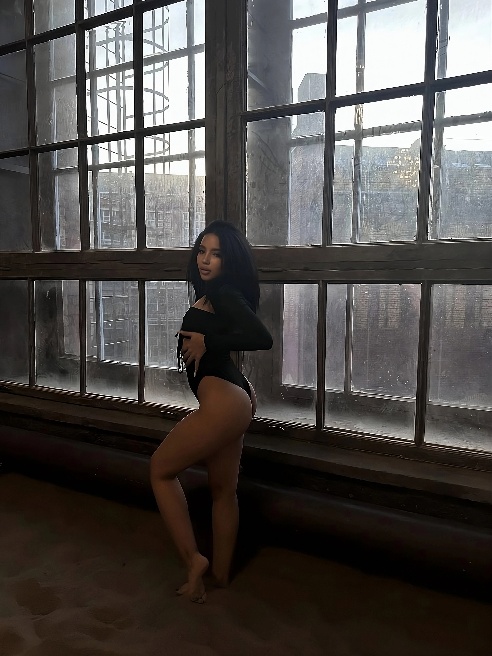💃The way you shake it

I can't believe it

I ain't never seen an ass like that

The way you move it

You make my peepee go DOING DOING DO...