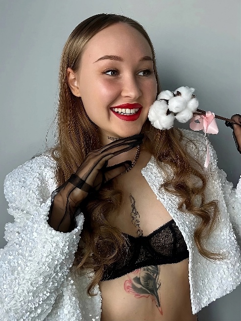 Мур, милый! 😘 Меня зовут Эмма, и я здесь, чтобы подарить тебе жаркое приключение, которое ты не забудешь! Готова устроить тебе вечер полн...