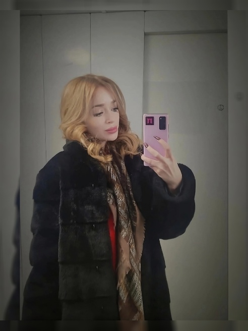 Я — Юнона, блондинка, чьи формы сводят с ума 🧡 У меня натуральная грудь четвёртого размера, стройные ножки и гибкое тело, которое любит в...