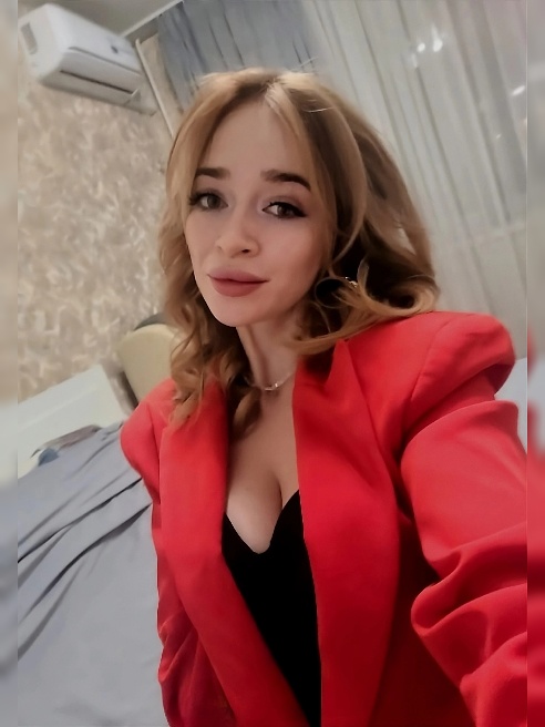 Я — Юнона, блондинка, чьи формы сводят с ума 🧡 У меня натуральная грудь четвёртого размера, стройные ножки и гибкое тело, которое любит в...