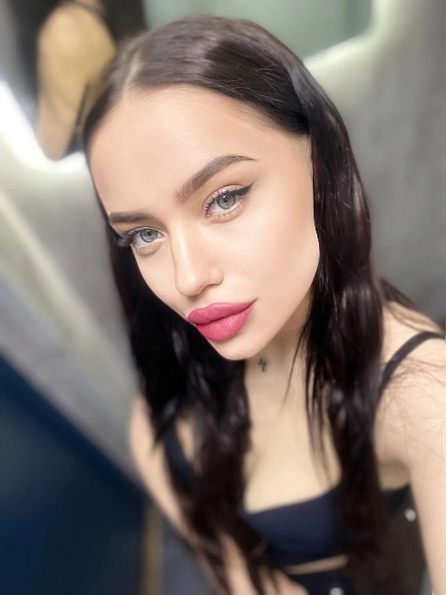 Я чувствую, как ты ловишь каждое моё движение, изучаешь меня взглядом, который обжигает сильнее, чем любое прикосновение. 🔥

Я не торопл...