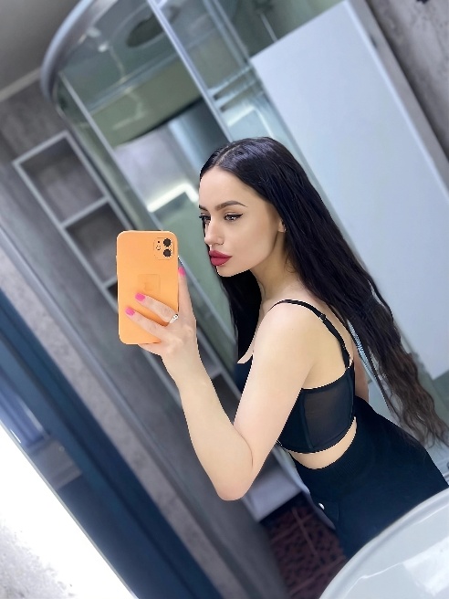 Я чувствую, как ты ловишь каждое моё движение, изучаешь меня взглядом, который обжигает сильнее, чем любое прикосновение. 🔥

Я не торопл...