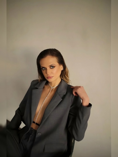 Привет! Меня зовут Ева 🥰

Буду рада с тобой познакомиться. 