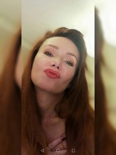 Со мной всегда комфортно и уютно.Всегда выслушаю и найду, что ответить. А потом.. я найду твои слабые места и .. сяду на них. И сделаю их...