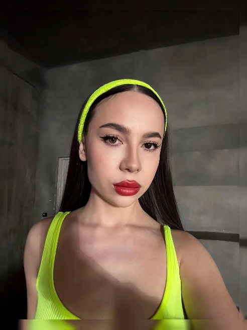 Ты уже чувствуешь этот жар? 😏🔥

Я знаю, что ты хочешь. Я чувствую твои мысли на расстоянии. Позволь мне забрать тебя в мир, где нет гран...