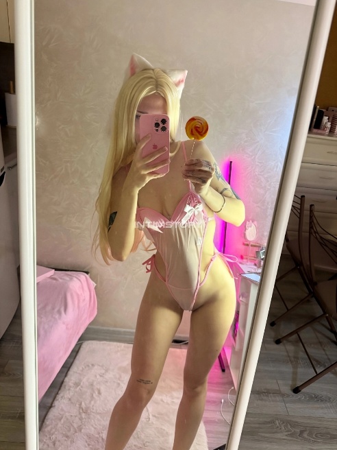 Привет! 🎀

Я хорошенькая блондинка, у меня много пирсинга: на язычке и даже несколько в интимном месте (том самом? узнай лично на встреч...
