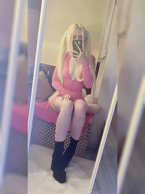 Привет! 🎀

Я хорошенькая блондинка, у меня много пирсинга: на язычке и даже несколько в интимном месте (том самом? узнай лично на встреч...