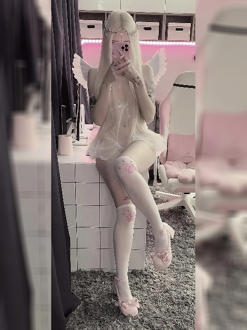 Привет! 🎀

Я хорошенькая блондинка, у меня много пирсинга: на язычке и даже несколько в интимном месте (том самом? узнай лично на встреч...