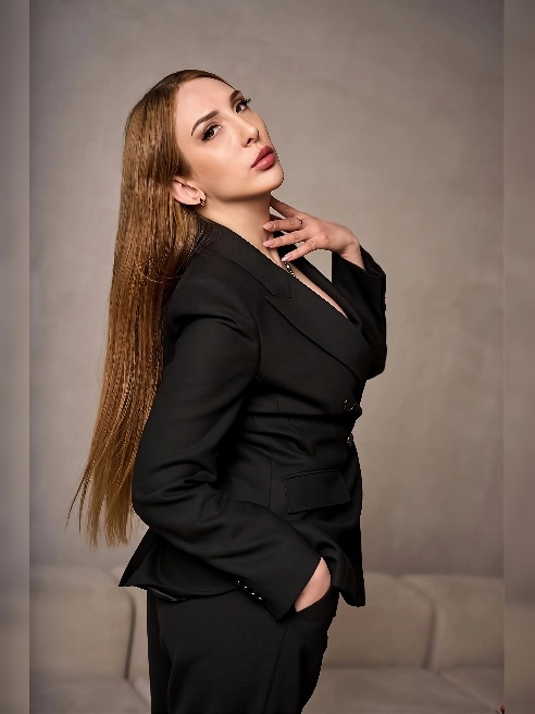 Ты сводишь меня с ума. Каждое твоё движение, каждый взгляд заставляют моё сердце колотиться быстрее. Я не могу больше ждать — это желание...