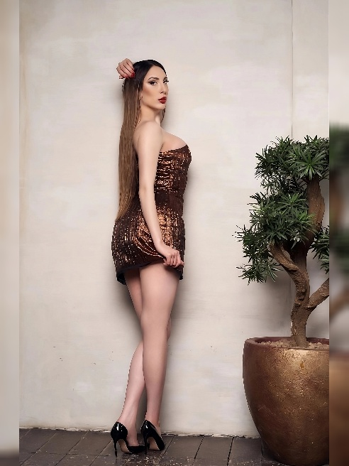 Ты сводишь меня с ума. Каждое твоё движение, каждый взгляд заставляют моё сердце колотиться быстрее. Я не могу больше ждать — это желание...