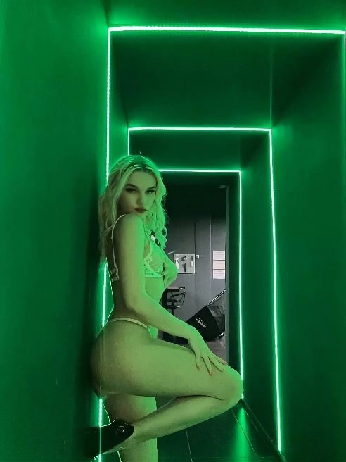 Ты даже не представляешь, в какую игру ввязался 😈🔥. Я буду медленно разжигать в тебе желание, раз за разом, доводя до грани… и не давая с...