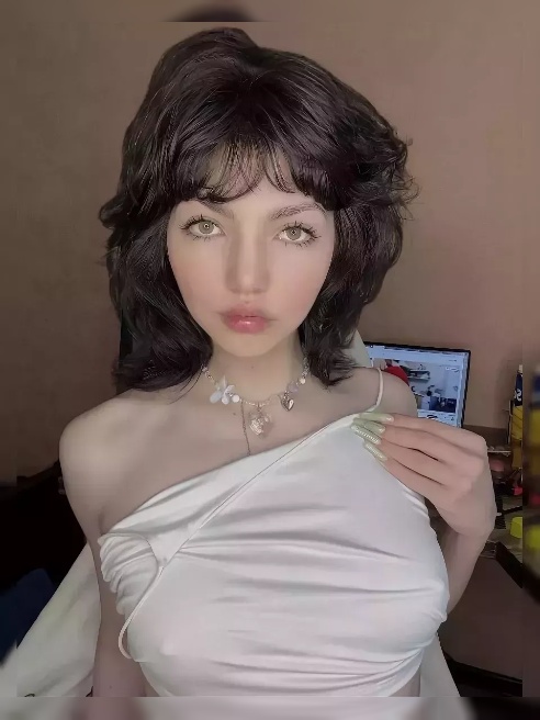 🌷 Утончённая 20-летняя брюнетка с нетипичной внешностью! ✨ Расцветаю и млею от прикосновений мужских рук, покоряясь своему партнёру всё б...