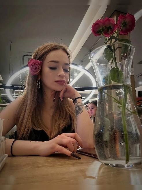 Я — Юнона, блондинка, чьи формы сводят с ума 🧡 У меня натуральная грудь четвёртого размера, стройные ножки и гибкое тело, которое любит в...