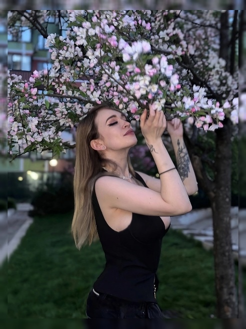 Я — Юнона, блондинка, чьи формы сводят с ума 🧡 У меня натуральная грудь четвёртого размера, стройные ножки и гибкое тело, которое любит в...