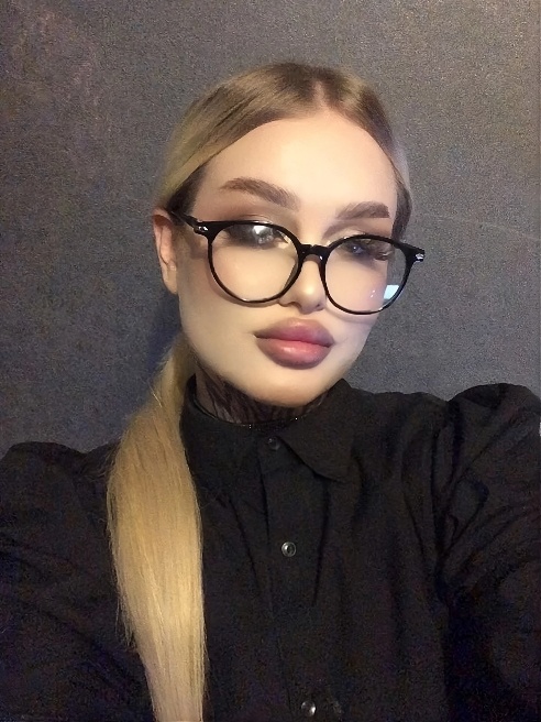 Я стою раком, спина выгнута, попка высоко поднята, а киска уже блестит от возбуждения.

Ты подходишь сзади, хватаешь за бёдра и входишь р...
