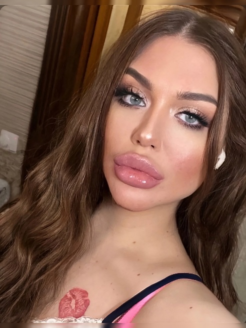 Привет сладкий💋Я - эффектная шатенка с сочными формами🔥Обожаю секс и все что с ним связано!!!Нравится подчиняться сильным и властным мужч...