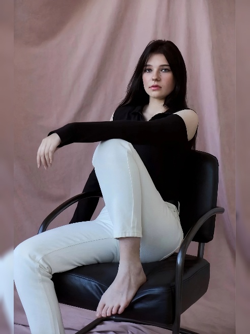Я легко читаю желания: достаточно одного взгляда, чтобы понять, чего ты ждёшь. Мои слова звучат как мелодия доверия, а лёгкие прикосновен...