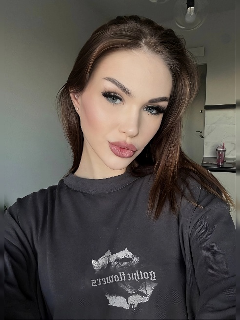 GFE 100%

та самая девочка с фигурой песочные часы,котоая сводит с ума не только мужчин,но и даже девушек🤭

представил уже мою большую...