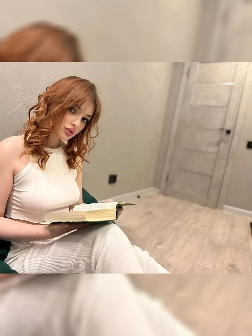 Я из далекой провинции,мне 18 лет, милая, скромная, влюбчивая, позвала сюда подруга, мы очень похожи, как две сестренки)❤️