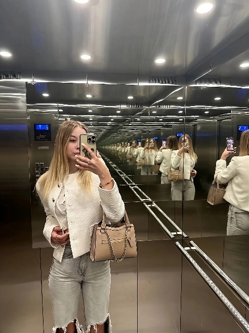Bonjour, мои желанные господа💖
Меня зовут Кристина — элитная эскорт-малышка, ради которой совершаются все подвиги в мире, я мечта... Не... Bonjour, мои желанные господа💖
Меня зовут Кристина — элитная эскорт-малышка, ради которой совершаются все подвиги в мире, я мечта... Не...