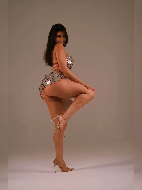 Страстная зажигалочка🔥💃🏾😋не люблю грустить,стараюсь насладиться каждым моментом!!!😅

Люблю мужской запах ....могу возбудиться от сексуаль...