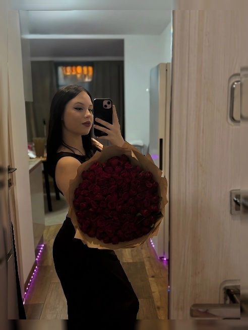 Впервые на сайте и в Москве) не знаю насколько я тут, но хочу найти хорошего партнёра, что круто трахается) 😍