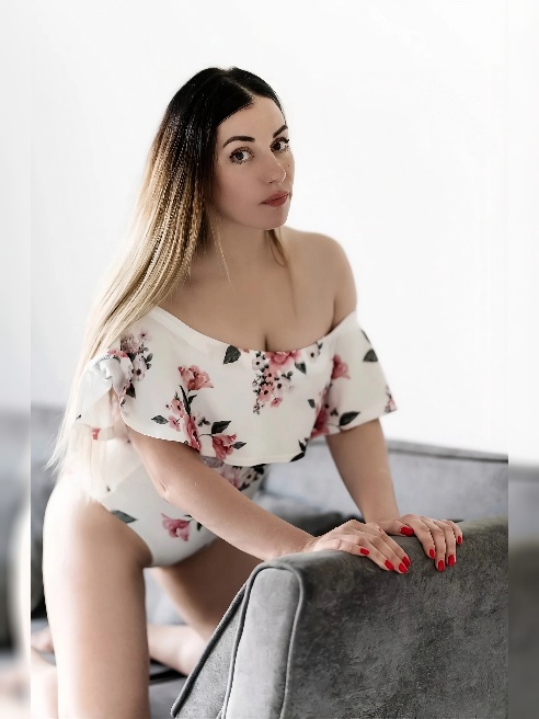 Привет😘Я Злата😊

Веселая и Возвратная шлюшка😋 Хочу и Хочу Тебя!

В Твои объятия ...

Сильных рук и Горячего члена

Закружу Тебя в Страстн...