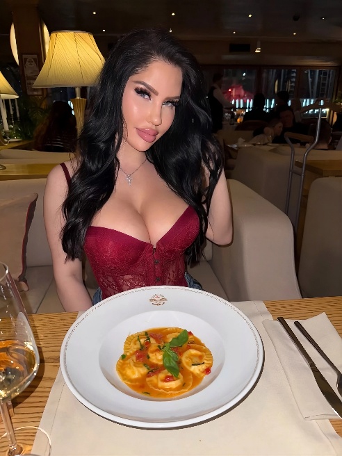 Привет мой король😻👑



Если ты хочешь провести шикарное время в компании знойной кошечки с потрясающими формами как из порно и такими же...