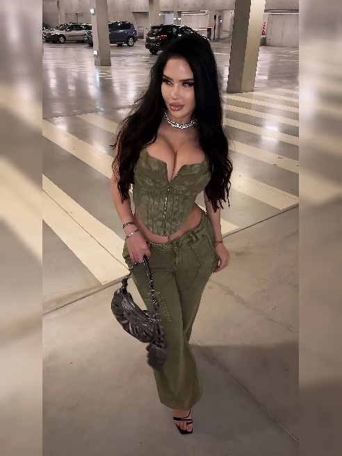 Привет мой король😻👑



Если ты хочешь провести шикарное время в компании знойной кошечки с потрясающими формами как из порно и такими же...