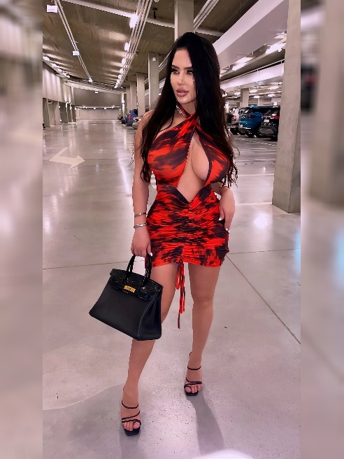 Привет мой король😻👑



Если ты хочешь провести шикарное время в компании знойной кошечки с потрясающими формами как из порно и такими же...