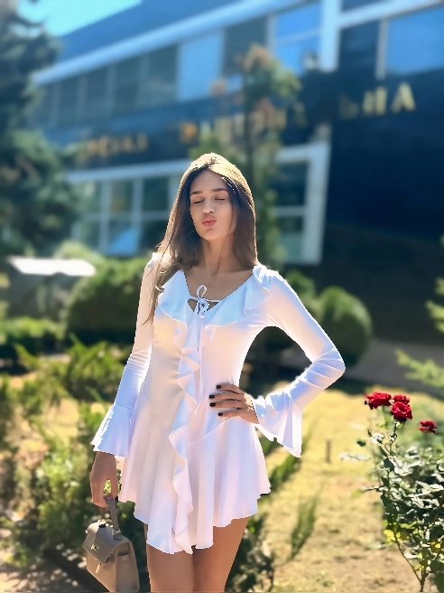Не люблю скуку. И она не любит меня 😏

Я девушка, с которой тебе не захочется выключать свет...

Горячая, живая, откровенная — я играю по...