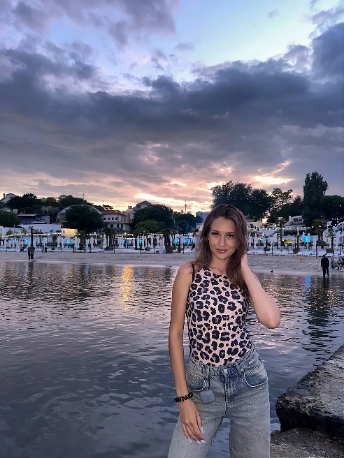 Не люблю скуку. И она не любит меня 😏

Я девушка, с которой тебе не захочется выключать свет...

Горячая, живая, откровенная — я играю по...