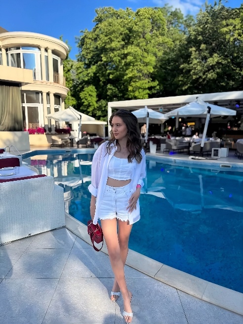 Не люблю скуку. И она не любит меня 😏

Я девушка, с которой тебе не захочется выключать свет...

Горячая, живая, откровенная — я играю по...