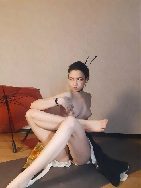 И швец, и жнец, и на (кожанной) дуде игрец!

Чай, ужин, потанцуем? А затем массаж, поцелуи и более глубокое исследование укромных мест те...