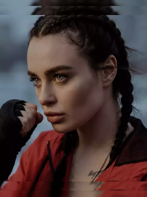 Я чемпионка России по кикбоксингу 🥊🥊🥊🔥 и дважды носила чемпионскую корону Москвы 🏆💥. Мои удары — страстные, как мои поцелуи💋💋💋👄👄🫦🫦🫦🫦, а т...