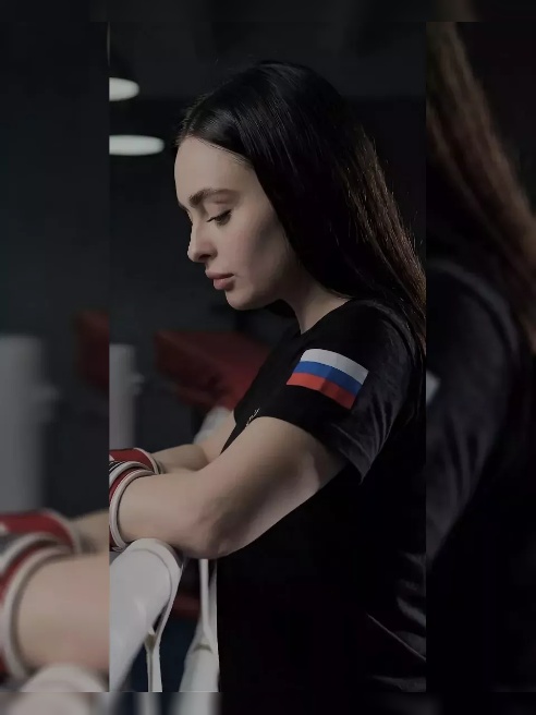 Я чемпионка России по кикбоксингу 🥊🥊🥊🔥 и дважды носила чемпионскую корону Москвы 🏆💥. Мои удары — страстные, как мои поцелуи💋💋💋👄👄🫦🫦🫦🫦, а т...