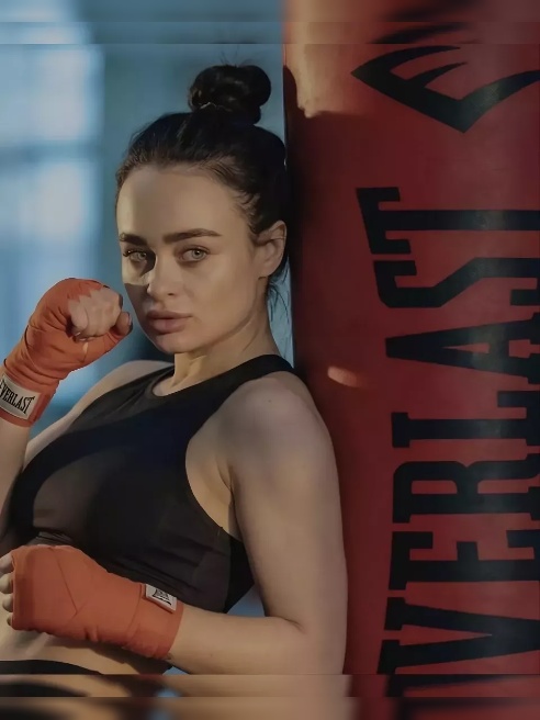 Я чемпионка России по кикбоксингу 🥊🥊🥊🔥 и дважды носила чемпионскую корону Москвы 🏆💥. Мои удары — страстные, как мои поцелуи💋💋💋👄👄🫦🫦🫦🫦, а т...