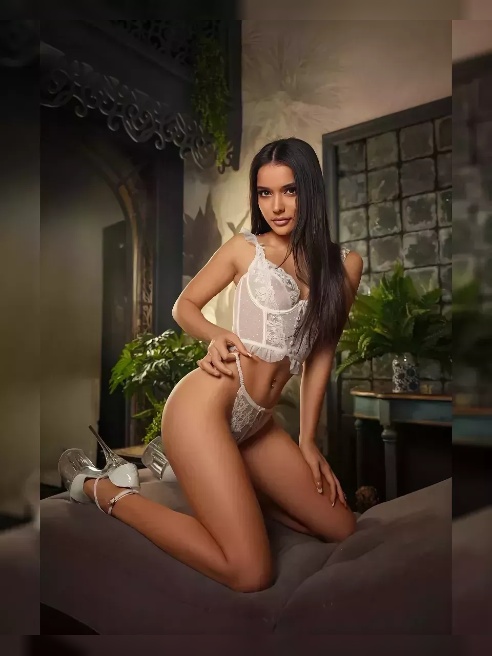 Я именно та изящная и сексуальная куколка, которую ты так долго искал. Мое молодое страстное тело не оставит тебя равнодушным. 

