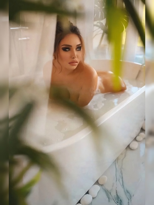 Я безумно скучаю без твоих горячих прикосновений 😻 Давай встретимся и сделаем этот вечер незабываемым. Мы можем начать с чего-то приятног...