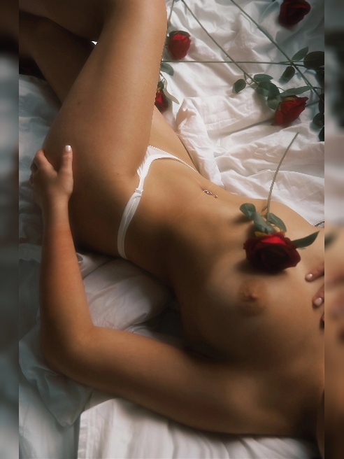 Ты можешь застать меня с книгой, в очках, скрестив ноги — выглядящей прилично, но с влажной фантазией в голове. Я люблю сюжеты, где ты ст...