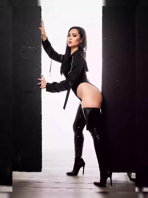 Я хочу, чтобы ты запомнил каждый момент этой ночи. 💋🔥 Каждое моё прикосновение будет говорить о том, как сильно я хочу тебя. 💓✨
Мои паль... Я хочу, чтобы ты запомнил каждый момент этой ночи. 💋🔥 Каждое моё прикосновение будет говорить о том, как сильно я хочу тебя. 💓✨
Мои паль...