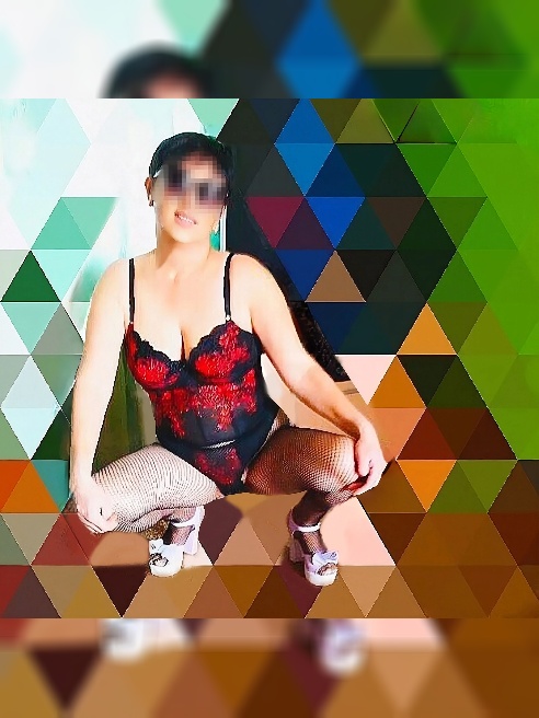 Я — та, от которой сходят с ума. В моих глазах — обещание греха, в моих губах — сладкий яд желания. Когда я прохожу мимо, мир замирает. Я...