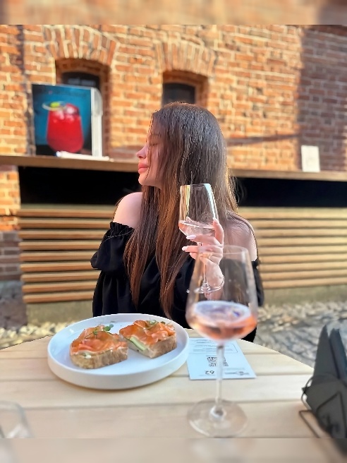 Я утончённая и страстная девушка 💋 Каждая встреча со мной превращается в особенный момент, наполненный нежностью и искренностью. Я люблю,... Я утончённая и страстная девушка 💋 Каждая встреча со мной превращается в особенный момент, наполненный нежностью и искренностью. Я люблю,...