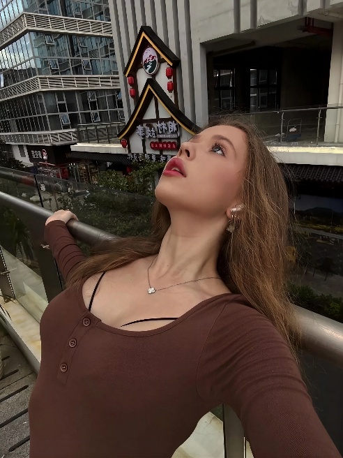 New girl! Юность, нежность, натуральность и неиспорченность… 



Привет, меня зовут Лея и мне только-только исполнилось 18 лет, в жизни я...